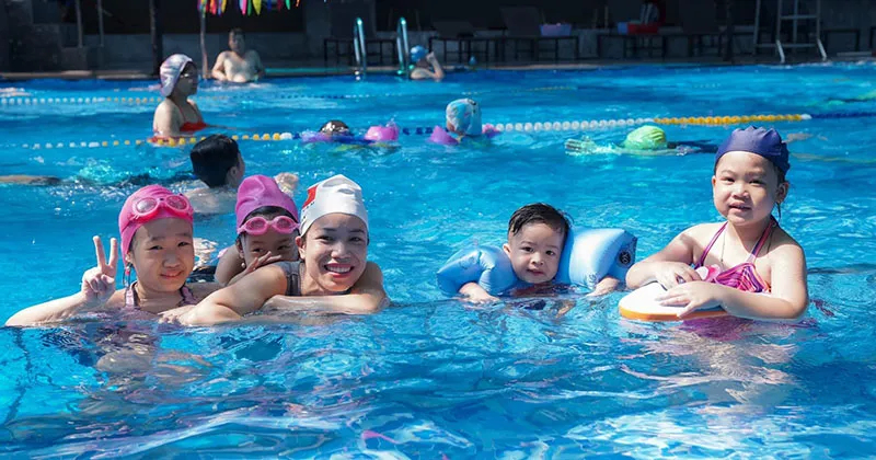 Chuẩn Bị Đầy Đủ Dụng Cụ Và Khởi Động Trước Khi Bắt Đầu Các Bước Học Bơi