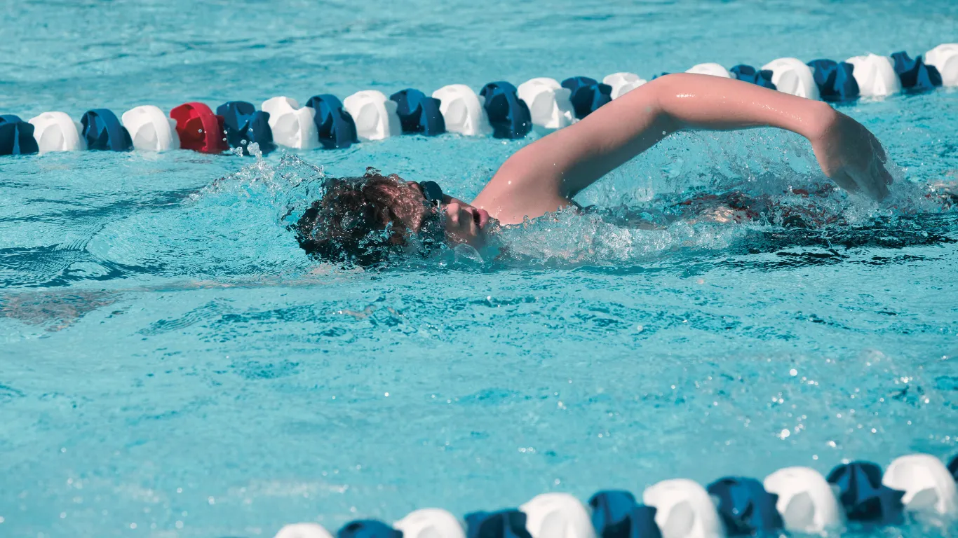 Bề mặt gạch hồ bơi mosaic có khả năng chống thấm nước và kháng hóa chất vượt trội