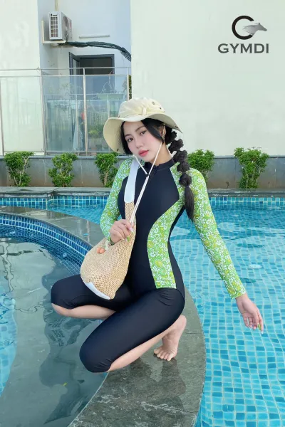 Đồ bơi một mảnh đen cut-out tôn dáng, thể hiện phong cách quyến rũ và thanh lịch vượt thời gian.