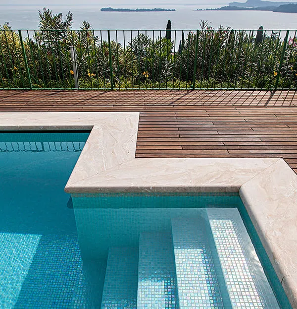 Vệ sinh và làm sạch khu vực thi công sau khi hoàn thiện chít mạch gạch hồ bơi mosaic