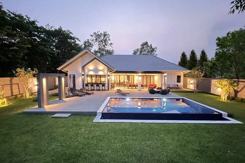 Thiết kế biệt thự sân vườn 1 tầng có hồ bơi riêng, tạo sự liền mạch giữa không gian sống và khu vực giải trí