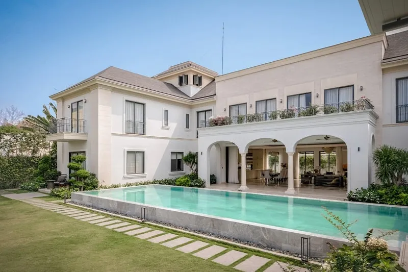 Biệt thự tân cổ điển có hồ bơi thể hiện đẳng cấp, vị thế gia chủ, chú trọng yếu tố cân bằng Thủy