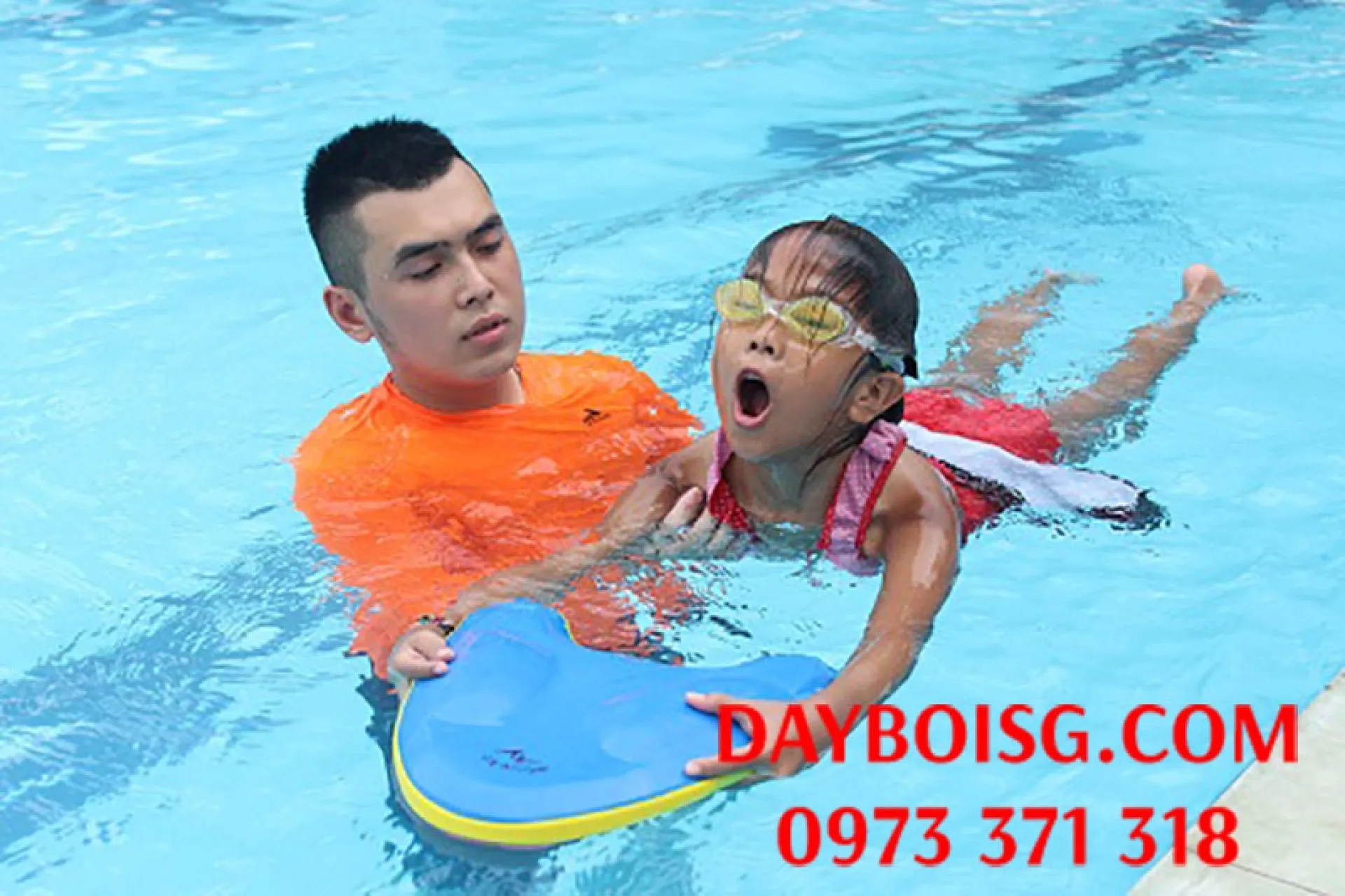 Người học tập luyện kỹ thuật bơi ếch, cách học bơi nền tảng hiệu quả