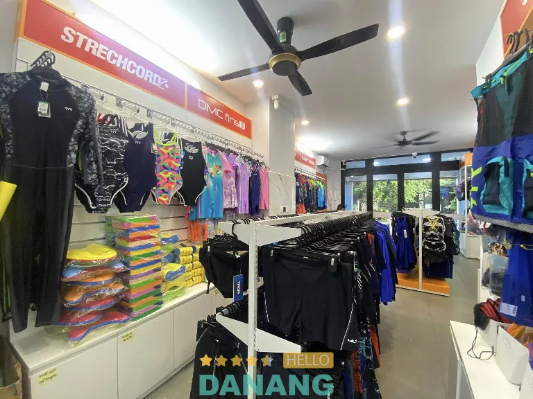 Không gian trưng bày đồ bơi nam Bình Hoàng Swim, chuyên phân phối thương hiệu Speedo, Arena tại Đà Nẵng.