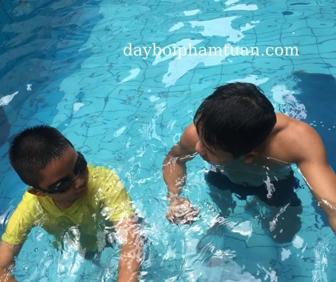 HLV Hiệp Tâm hướng dẫn kỹ thuật bơi cơ bản cho học viên tại khu vực hồ bơi Rạch Miễu