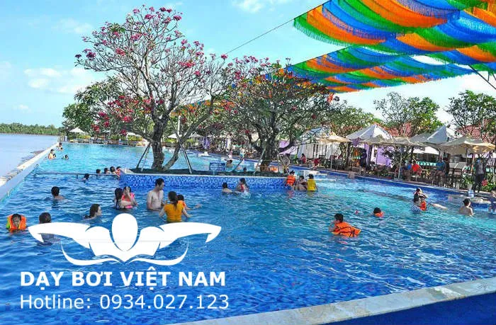 Hồ bơi vô cực The BCR nhìn ra sông Tắc tại Quận 9
