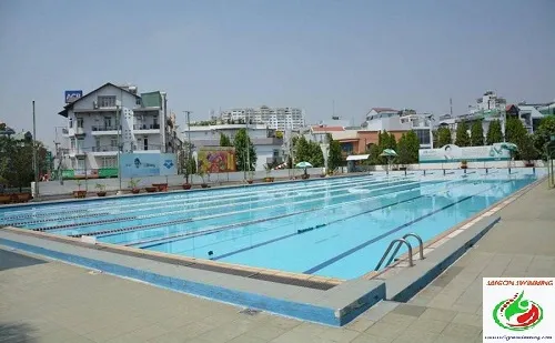 Một lớp học bơi kèm riêng tại Hà Đông đang thực hiện bài tập dưới sự giám sát của HLV.