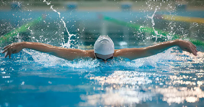 Các học viên thực hành bơi ếch dưới sự giám sát của huấn luyện viên chuyên nghiệp.