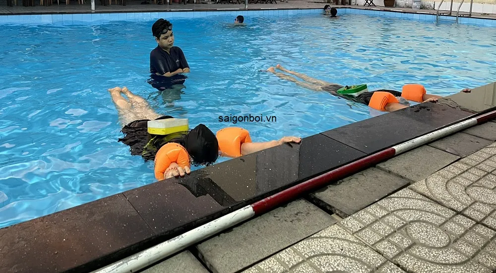 Học viên đang thực hiện động tác nín thở dưới nước trong buổi hướng dẫn học bơi cơ bản