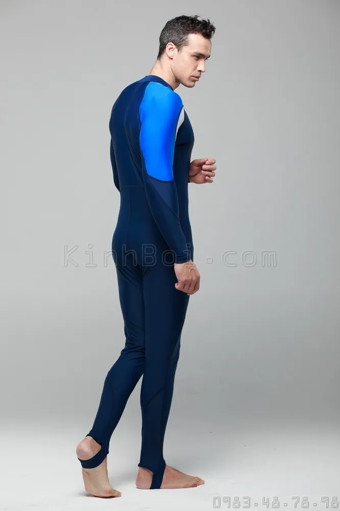 Chi tiết cổ áo cao của bộ đồ bơi chống UV, bảo vệ vùng da nhạy cảm