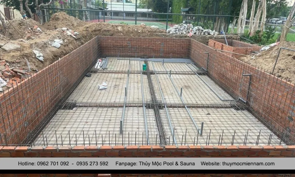 Hệ thống kết cấu thép và ván khuôn hồ bơi Resort Merperle Núi Sam trước khi đổ bê tông chịu lực