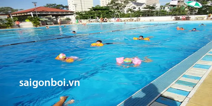Học viên thực hành bơi trong khóa học bơi kèm riêng tại hồ bơi quận 9