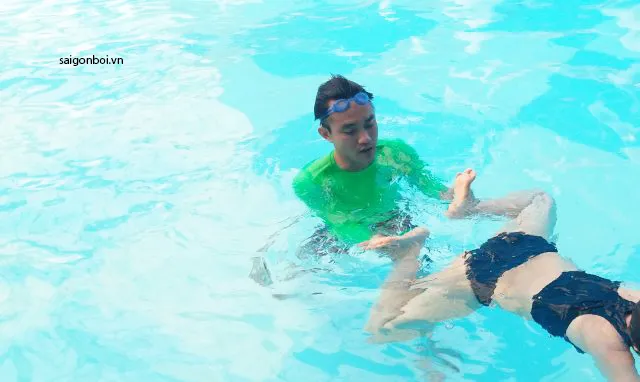 Khóa học dạy bơi quận 7 kèm riêng cho học viên mọi lứa tuổi tại hồ bơi chuyên nghiệp
