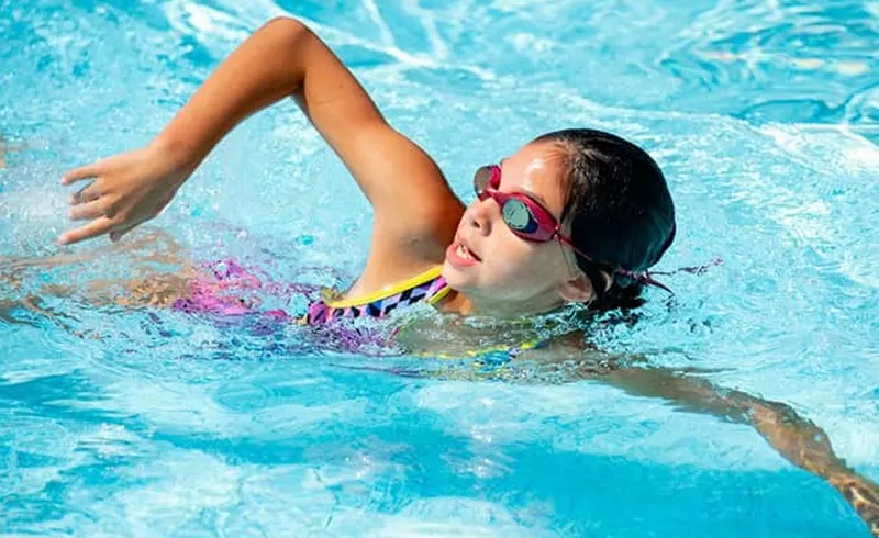 nên đi bơi hay tập gym giúp người có vấn đề xương khớp tập luyện nhẹ nhàng