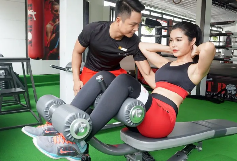 Lợi ích tập gym tăng cường cơ bắp chuyên biệt, cần cân nhắc nên đi bơi hay tập gym khi muốn tăng cơ