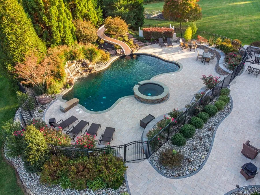 Hồ bơi sân vườn uốn lượn tự nhiên với đường nét mềm mại và cầu gỗ