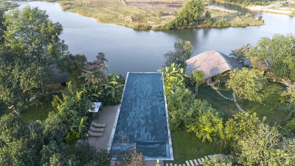 Thiết kế hồ bơi sân vườn nhiệt đới với không gian xanh mát và làn nước trong lành