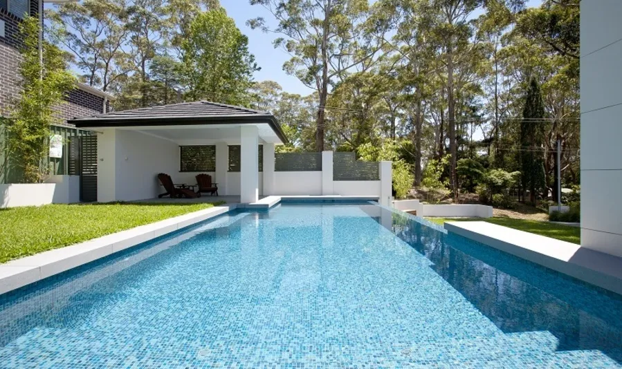 Hồ bơi sử dụng gạch mosaic xanh kết hợp tiểu cảnh xương rồng