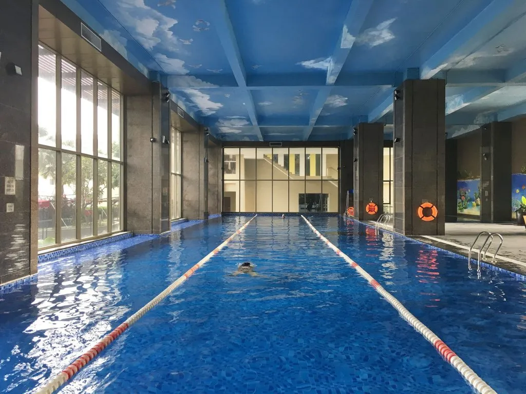 Bể bơi chính Sunrise Club với 3 làn bơi chuyên nghiệp và vách kính view thoáng đãng, phục vụ mục đích tập luyện
