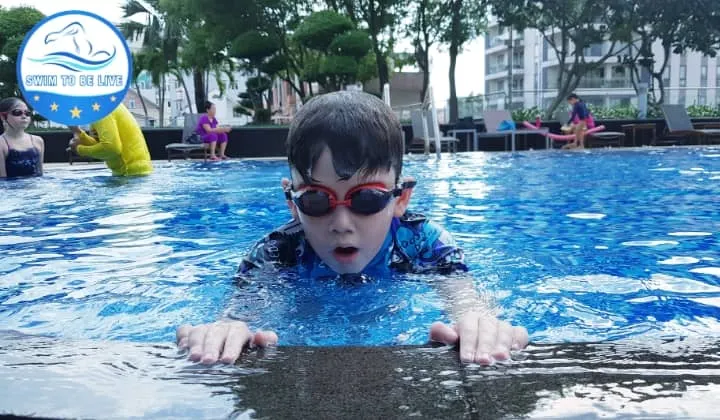 Học viên thực hành kỹ thuật bơi tại trung tâm dạy bơi quận 10 chất lượng cao.