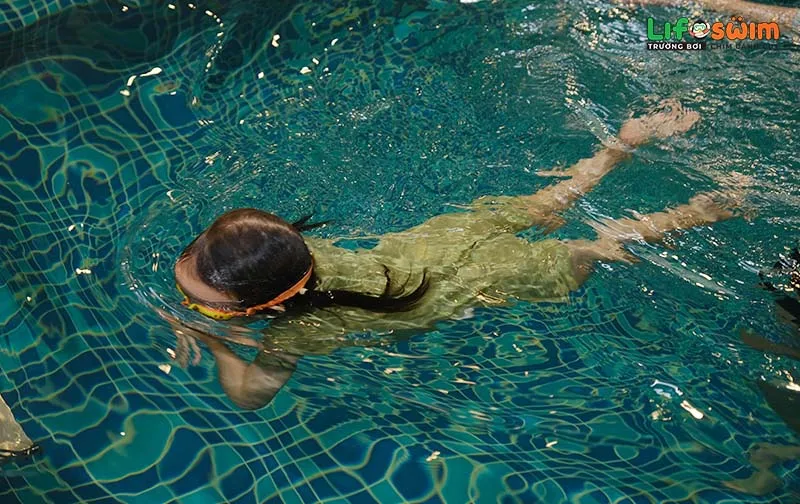 Thực hành kỹ thuật đạp chân bơi ếch với ván tập (kickboard) tăng cường lực đẩy