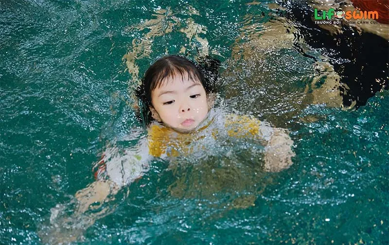 Kỹ thuật rút chân về trước trong bơi ếch giúp giảm lực cản nước