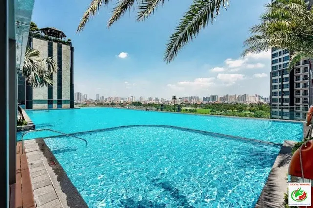 Toàn cảnh hồ bơi vô cực tại The Landmark 81 với ghế nằm thư giãn và cây xanh