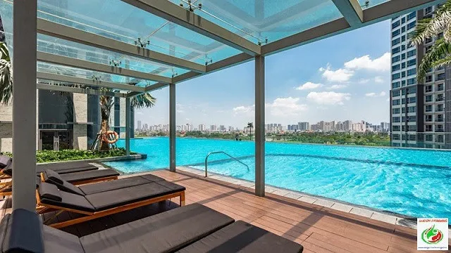 Góc nhìn toàn cảnh hồ bơi vô cực trên sân thượng Landmark 81, thành phố Hồ Chí Minh