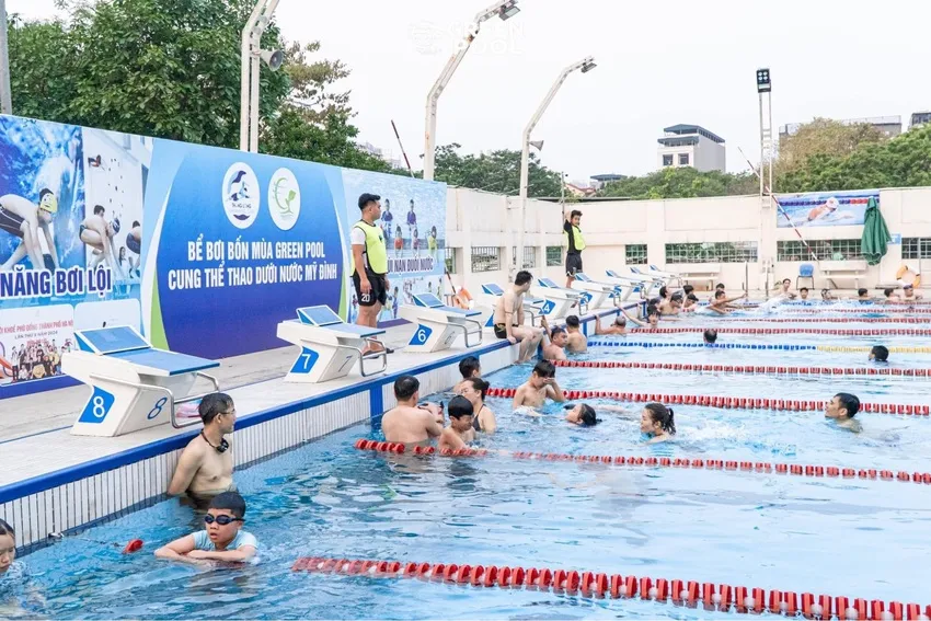 Bể bơi ngoài trời được phân làn rõ ràng giúp học viên nhí tập luyện dễ dàng