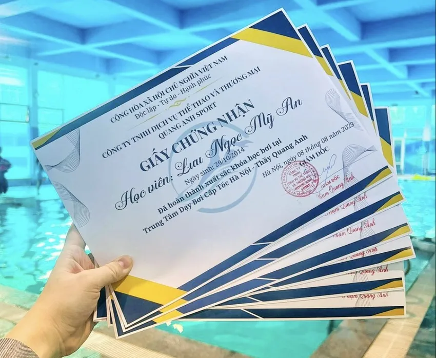Giấy chứng nhận hoàn thành khóa học bơi ở Hà Nội được cấp cho học viên nhí