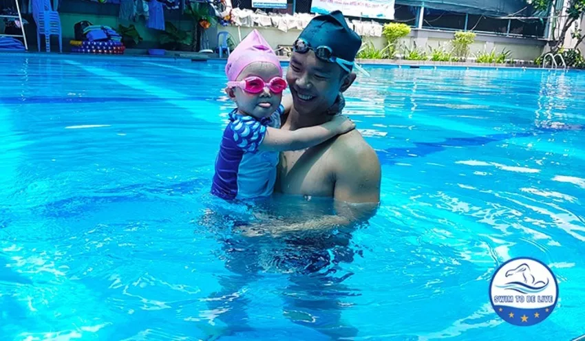 Huấn luyện viên tạo không gian học bơi gần gũi, hứng thú cho trẻ em