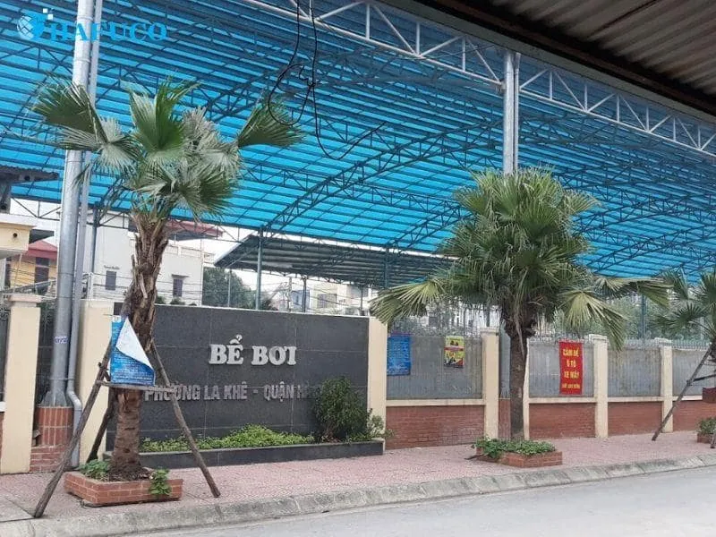 Cổng vào bể bơi La Khê