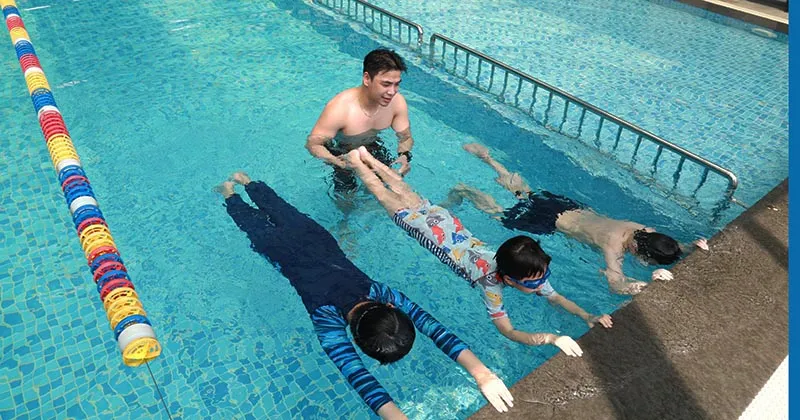 Lớp học cấp chứng chỉ bơi lội cho trẻ em