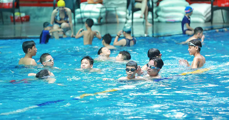 Lớp học cấp chứng chỉ bơi lội cho trẻ em