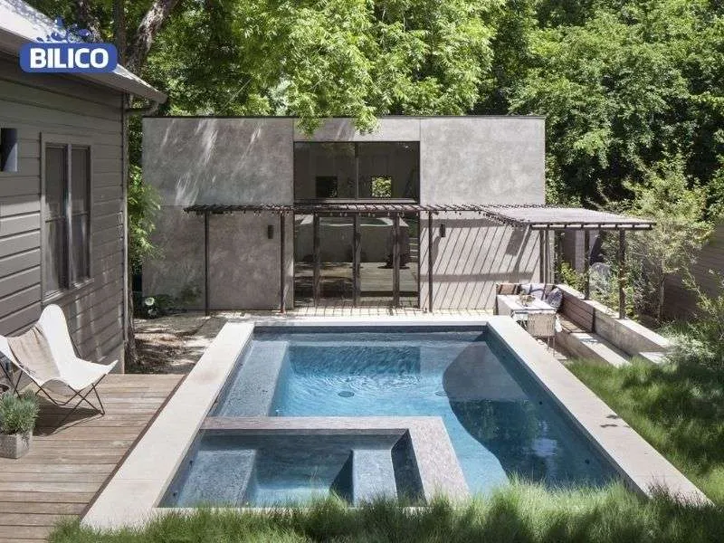 Hồ bơi mini đơn giản sử dụng màu gạch phù hợp với màu sắc thiết kế xung quanh