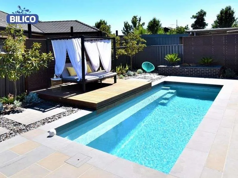 Hồ bơi nhỏ được trang trí thêm làm khu vực nghỉ dưỡng cho gia đình