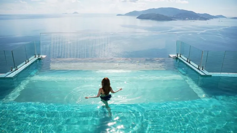 Check in tại hồ bơi vô cực The Empyrean Nha Trang Hotel