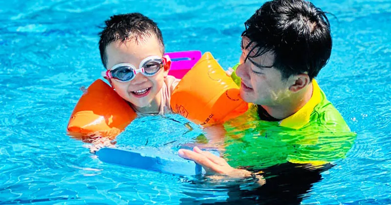 Học viên đang luyện tập bơi tại bể bơi Sunrise Club Home City 177 Trung Kính