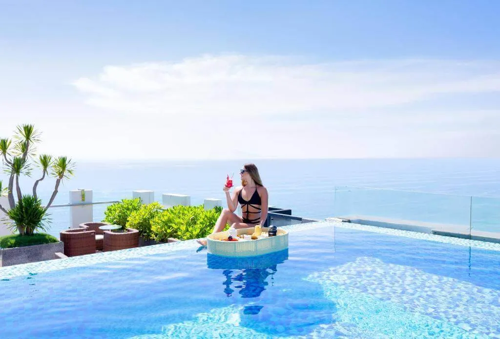 khach san co be boi vo cuc o da nang