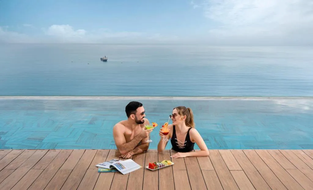 khach san co be boi vo cuc o da nang