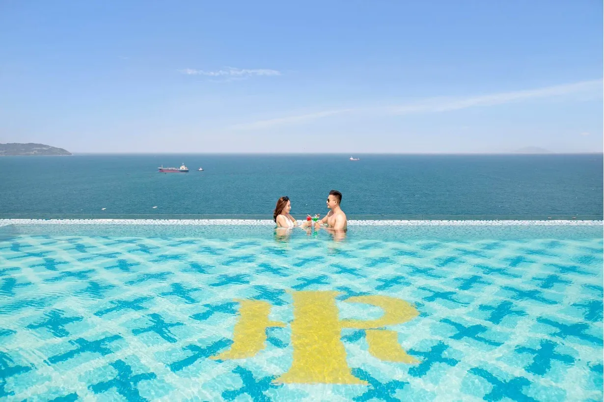 khach san co be boi vo cuc o da nang