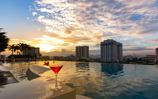 khach san co be boi vo cuc o da nang