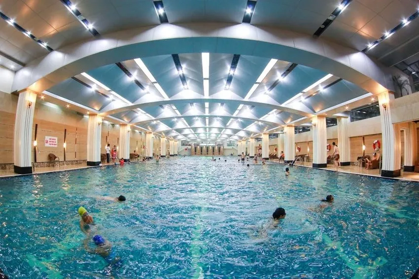 Không gian bể bơi trong nhà rộng rãi tại Hapulico, địa điểm học bơi chất lượng