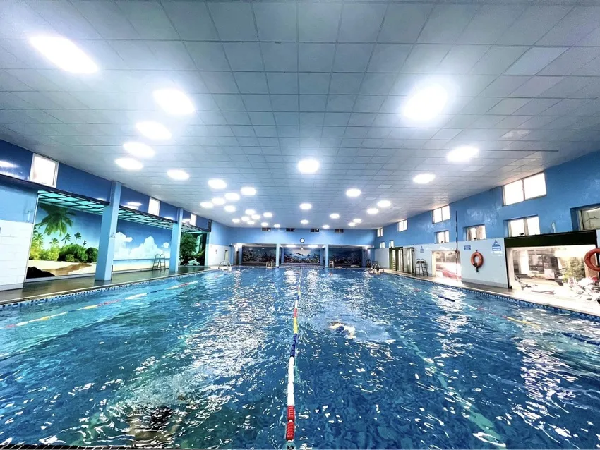 Không gian bể bơi 4 mùa Đặng Tiến Đông rộng rãi, đảm bảo an toàn cho học viên