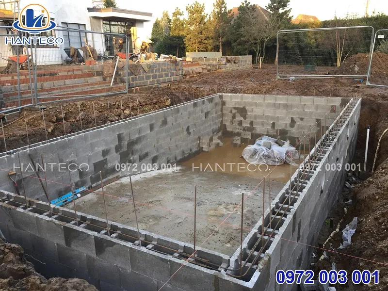 Xây dựng phần thô cho bể bơi cũng tốn khá nhiều chi phí