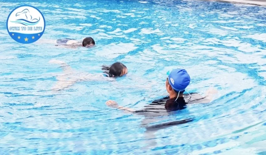Mô hình lớp học bơi kèm riêng 1 thầy 2 trò giúp bé nhanh biết bơi
