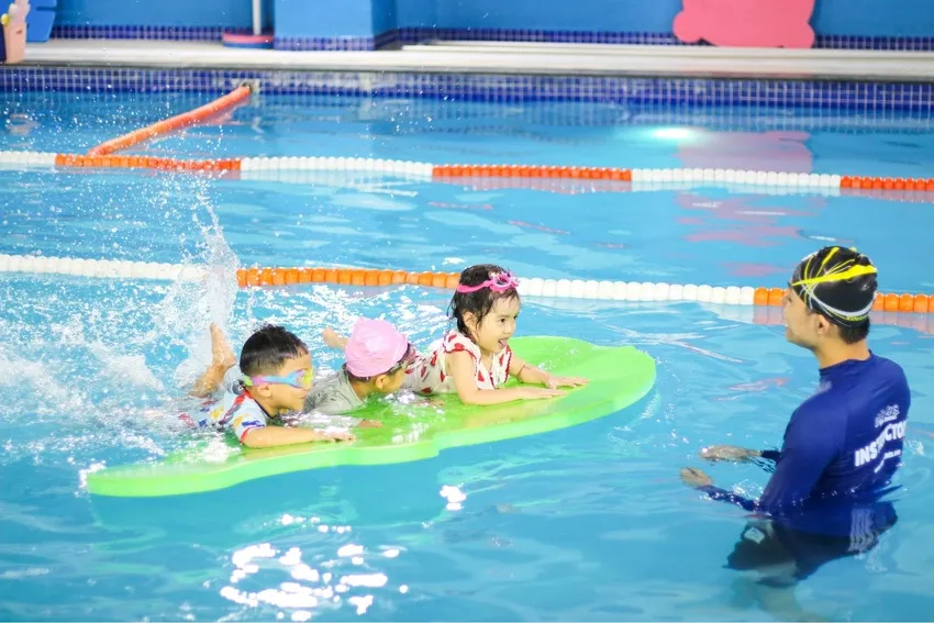 Lớp học bơi ở Hà Nội vui nhộn, giúp trẻ em tiếp thu kỹ năng nhanh chóng