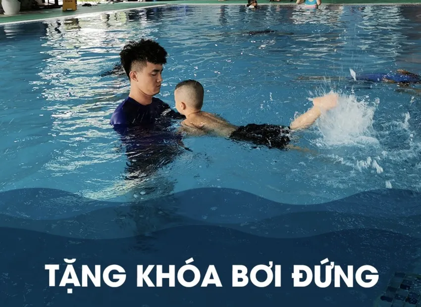 Ngoài khoá học chính, bé sẽ được tặng thêm khóa học bơi đứng và kỹ năng sinh tồn dưới nước