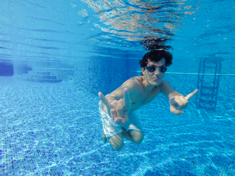 Giải Mã Giấc Mơ: Nằm Mơ Thấy Bơi Trong Nước Mang Ý Nghĩa Gì?