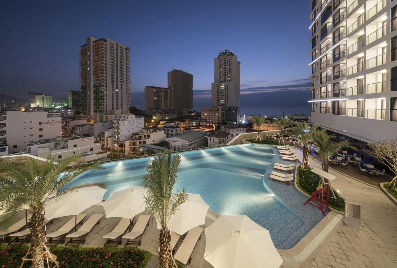 Hồ bơi vô cực view thành phố tại Melia Vinpearl Nha Trang Empire